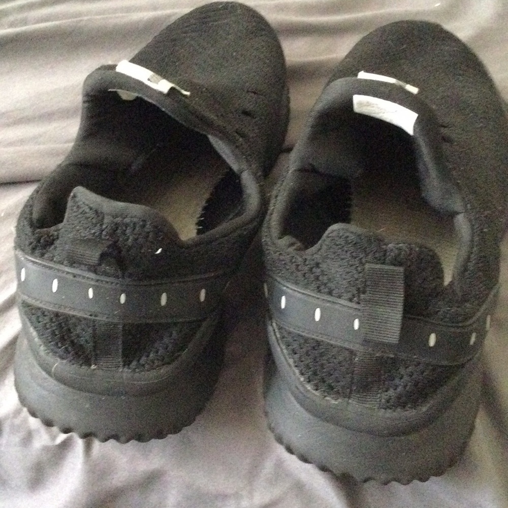 Black tennis shoes